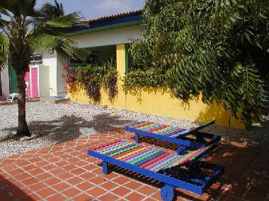 Grillplatz und Blick auf hintere Terrasse