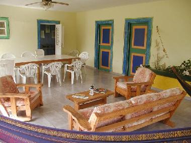 Hintere Terrasse mit Esstisch, Sitzgruppe und H�ngematten