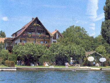 Eigener Privatbadestrand mit Haus Veit  ( FeWo�s Balkone links )