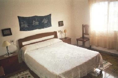 Schlafzimmer mit Doppelbett