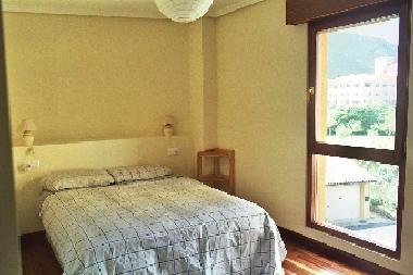 Schlafzimmer mit Doppelbett (150 cm breit)