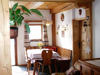 Eckbank in der Wohndiele (6 Pl�tze); links der Hauseingang