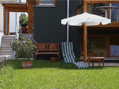 Liegest�hle im Garten hinter dem Haus