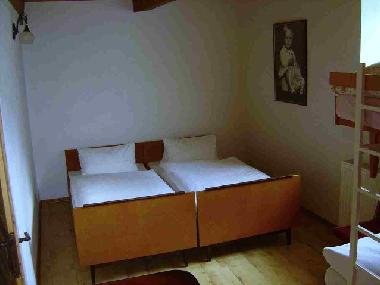 Schlafzimmer mit Etagebett und 2 Betten