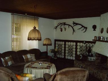 Wohnzimmer mit offenem Kamin
