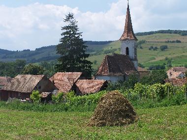 Cund - Blick auf Kirche und Dorf