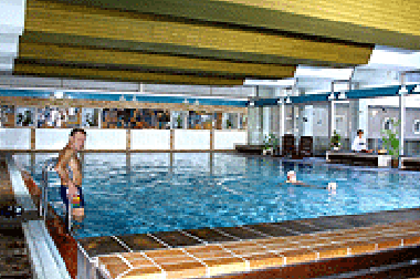 Schwimmbad mit Whirlpool und Sauna