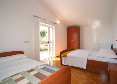 Innenraum mit Doppel- und Normalbett mit Balkon