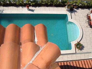 Der Pool vom Dachgarten aus gesehen