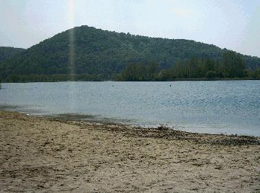 Sandstrand am Werratalsee mit Leuchtberg im Hintergrund