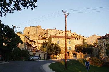 Das Dorf Labastide-de-Virac, Chateau, 2 Restaurants, 1 Laden