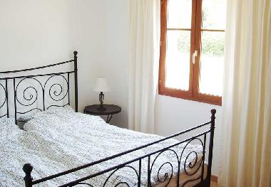 Kleines Schlafzimmer mit Doppelbett