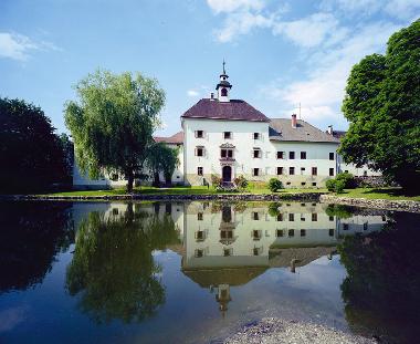 Schloss Nordseite mit Teich www.castello-rothenthurn.at