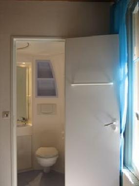 Badezimmer mit Dusche und WC