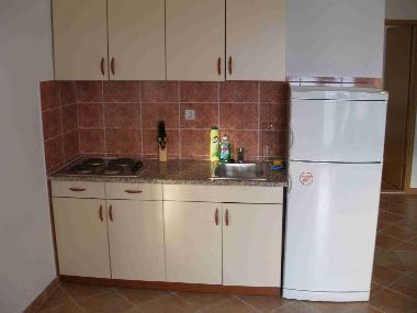 K�chenbeispiel mit 4-Plattenherd, K�hlschrank,...