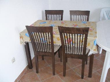 Esstisch f�r 4 Personen in jedem App. vorhanden