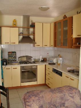 Moderne K�che mit Geschirrsp�lmaschine / 4-Plattenherd/ Ofen...