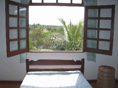 Schlafzimmer mit Blick auf Palmen und Auelandschaft Capivara
