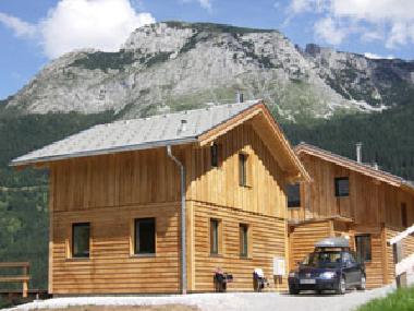 Haus 24 mit Stellplatz und Gosaukamm im Hintergrund