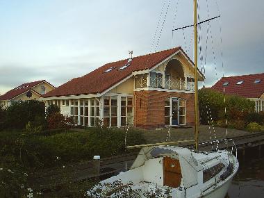 Am Seite gr�sse Glasveranda mit Gartenzimmer