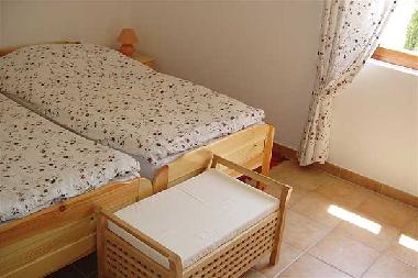 Grosses Schlafzimmer mit 2 Einzelbetten