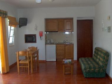 Wohnbereich mit Kitchenette, Essecke und Sofabett