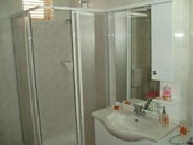Bad mit WC und Dusche, sep. WC vorhanden