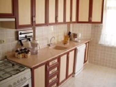 voll ausgestattete K�che mit Zugang zum gro�en Balkon