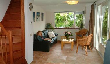 Der Bungalow hat ein grosses Wohnzimmer mit Sitzecke