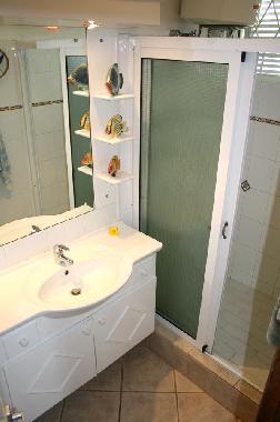Modernes Badezimmer mit Dusche. Extra WC.