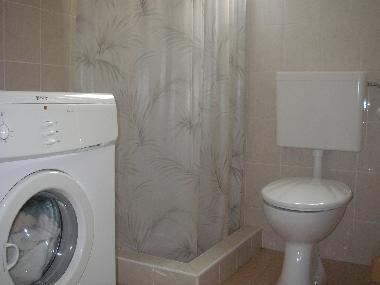 Bad mit Dusche und W�schmaschine