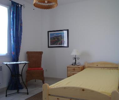Schlafzimmer mit einem Bett