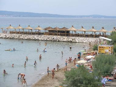 Sandstrand in Duce mit Strandbar und Baywatch