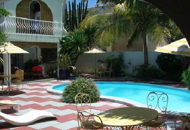 Die Apartments liegen direkt am Pool.