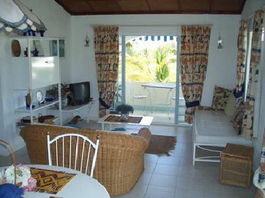 Gem�tliche Wohnzimmer mit Durchgang zu Balkon oder Terrasse.
