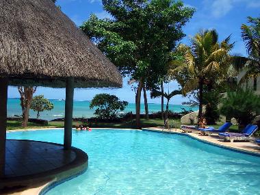 Traumhafter Blick auf Meer und Strand vom Pool aus.