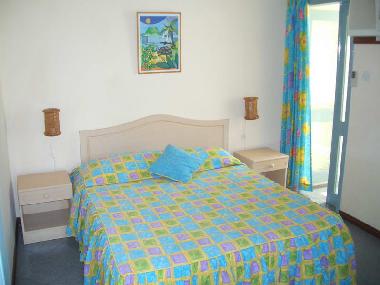 Schlafzimmer mit Doppelbett.