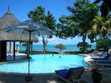 Traumhafter Blick auf Meer und Strand vom Pool aus.