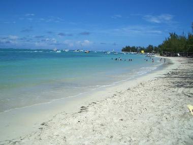 Der lange Sand-Strand von Trou aux Biches.