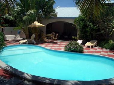 Die Terrasse der Villa liegt direkt am Frischwasser-Pool.