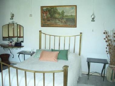 Das Schlafzimmer auf der 1. Etage hat ein on-suite Badezimmer.