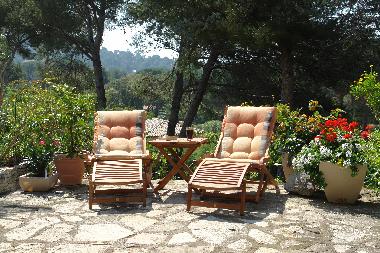 Sonniger Sitzplatz auf der Terrasse