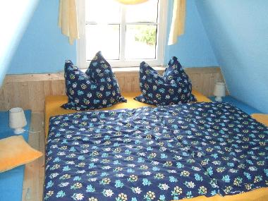 Schlafbereich im Spitzboden (eingebautes Bett)