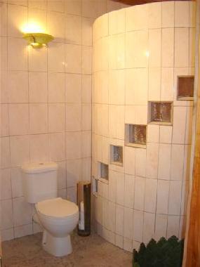 Originelles Badezimmer mit Dusche in Schneckenform
