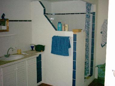 Bad mit Dusche und sehr gro�em Schrank