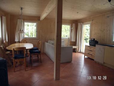 Wohnraum mit Essplatz, Sitzecke und Einbauk�che