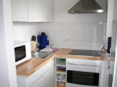 Die kleine voll ausgestattete K�che mit Fenster zum Balkon!