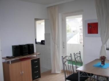 Blick vom Esstisch in die K�che und zum Balkon
