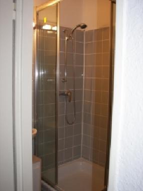 Das Badezimmer mit Duschkabiene