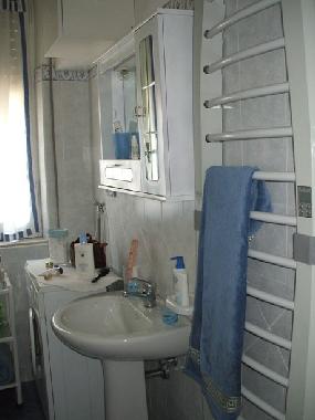 Badezimmer mit Dusche und Waschmaschine